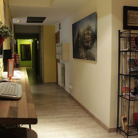 Los Amigos Hostel Madrid Bagian luar foto